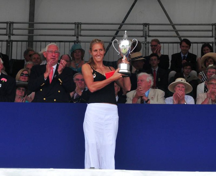 Mirka Knapková s vítězným pohárem v roce 2011