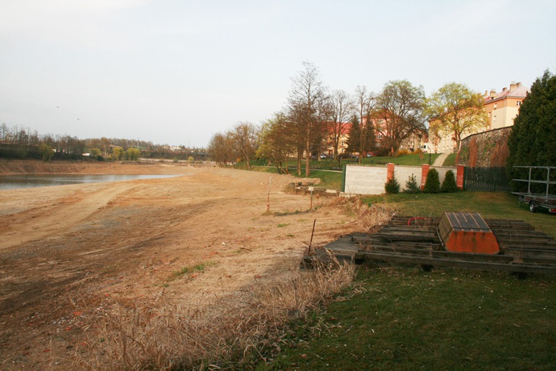 Zatím opuštěné molo táborské loděnice Zatím opuštěné molo táborské loděnice