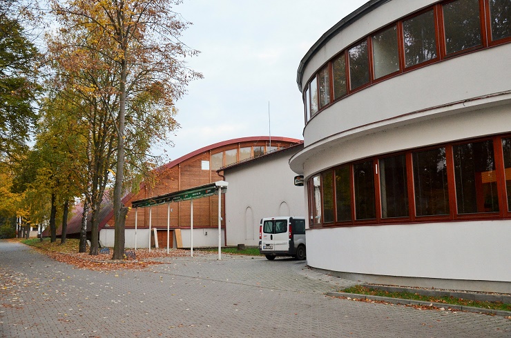 Pohled od brány sportovního areálu 