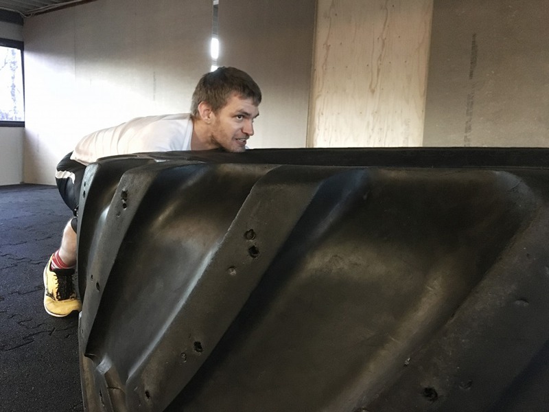 Ondra Synek s obří pneumatikou