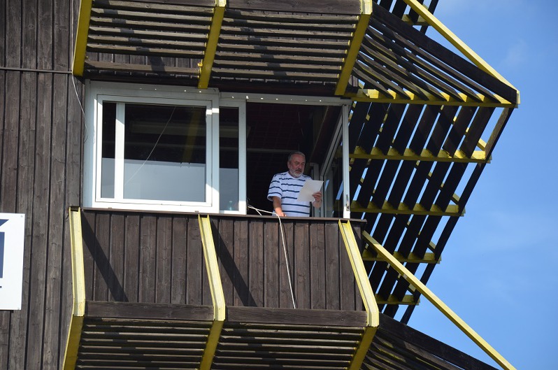Moderátor Zdeněk Krejza při vyhlašování (Foto Zdeněk Paroulek)