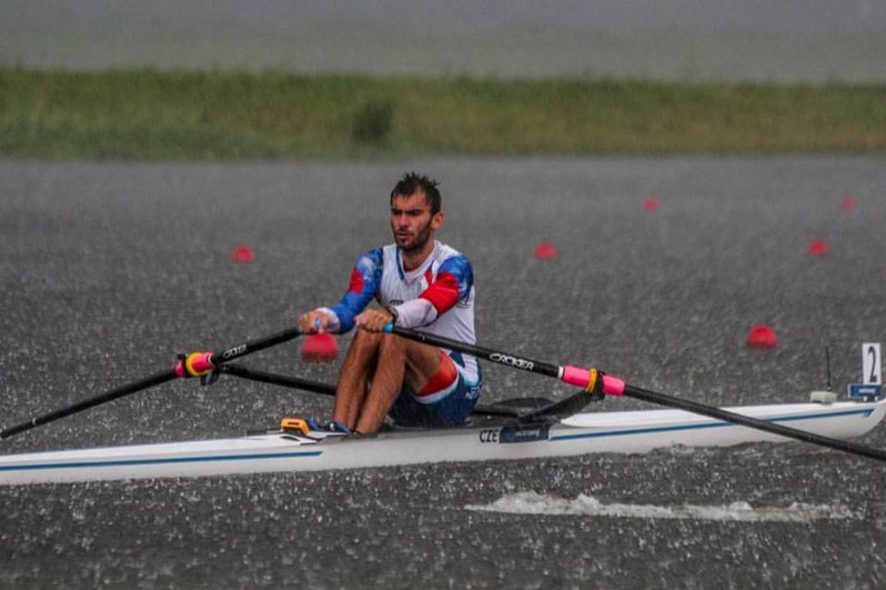 Michal Plocek v deštivé rozjížďce (Foto Worldrowing.com)