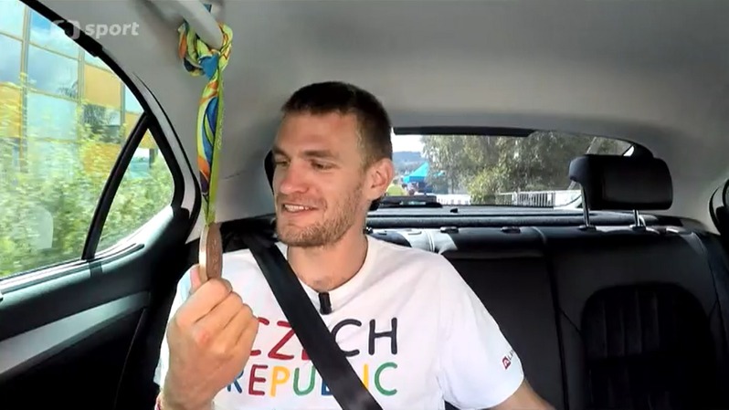 Ondřej Synek s olympijským bronzem (Reprofoto ČT) Ondřej Synek s olympijským bronzem (Reprofoto ČT)