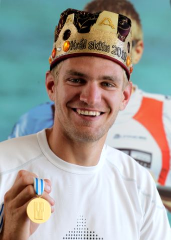 Alpine Pro předalo Ondrovi královskou korunu jako netradiční gratulaci k letošní sezóně